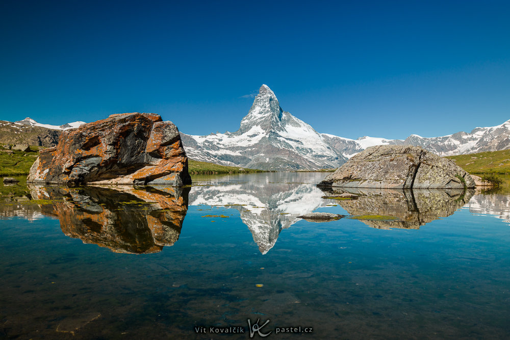 Das Matterhorn spiegelt sich im Wasser wieder.