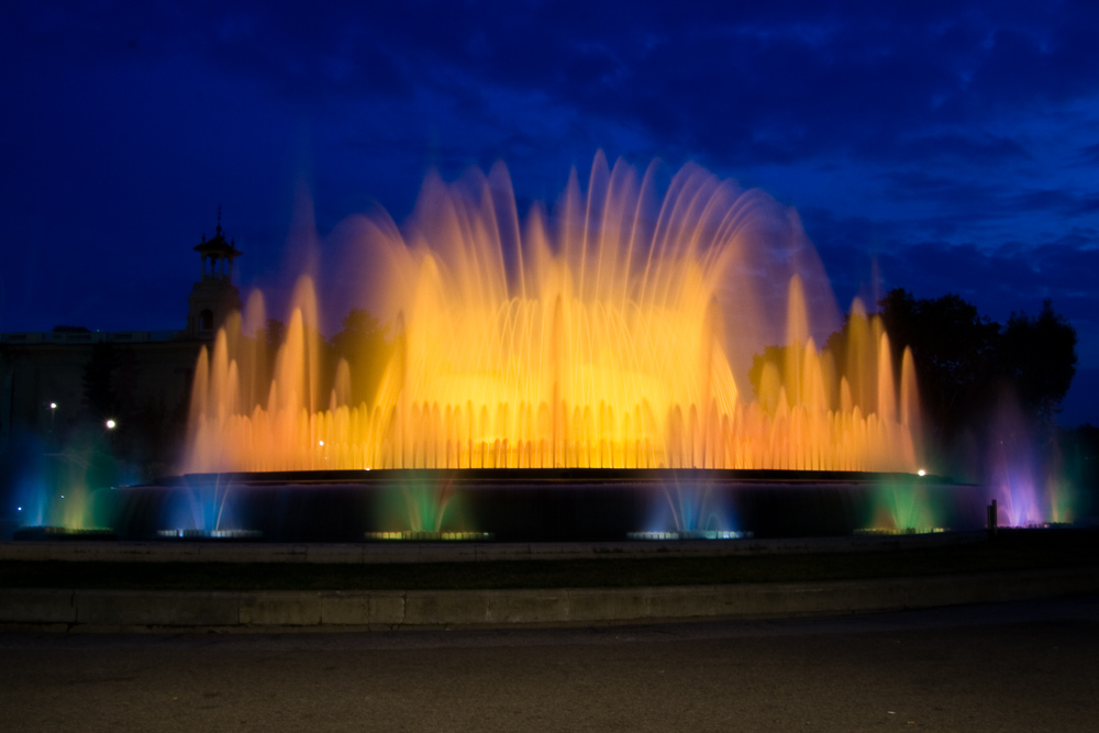 Ein beleuchteter Springbrunnen in Barcelona.