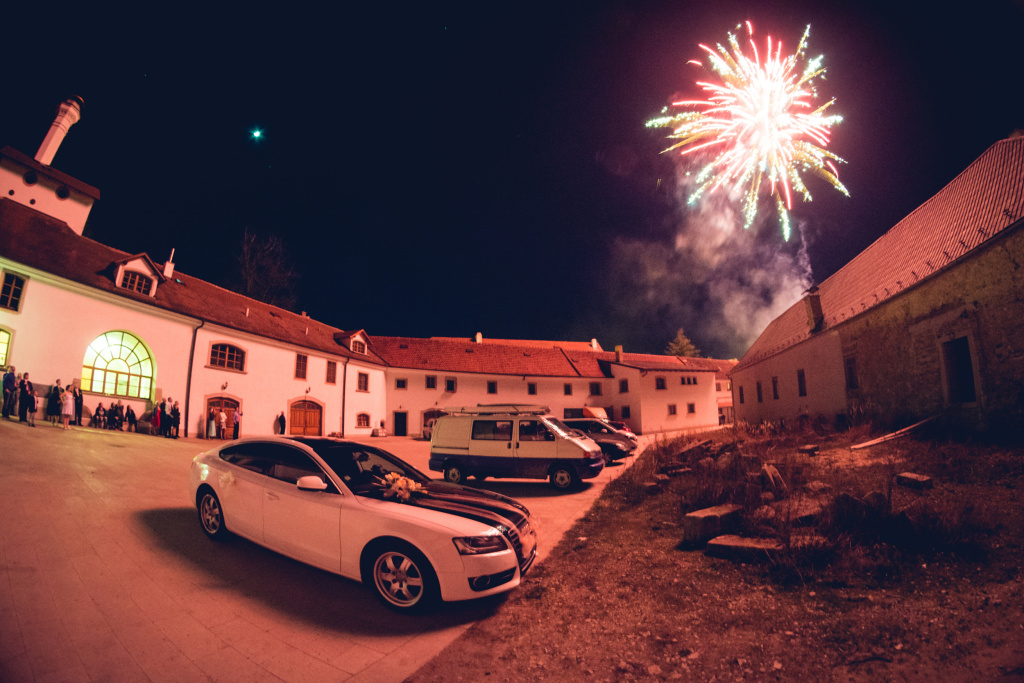 Feuerwerke richtig fotografieren: Der Hof und die Betrachter des Hochzeitsfeuerwerkes.