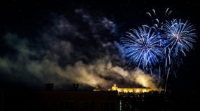 Feuerwerke richtig fotografieren: Feuerwerk auf der Brünner Burg Špilberk. Nikon D7100, 18-105 mm f/5.6, 3 s, f/5,7, ISO 200, Brennweite 105 mm