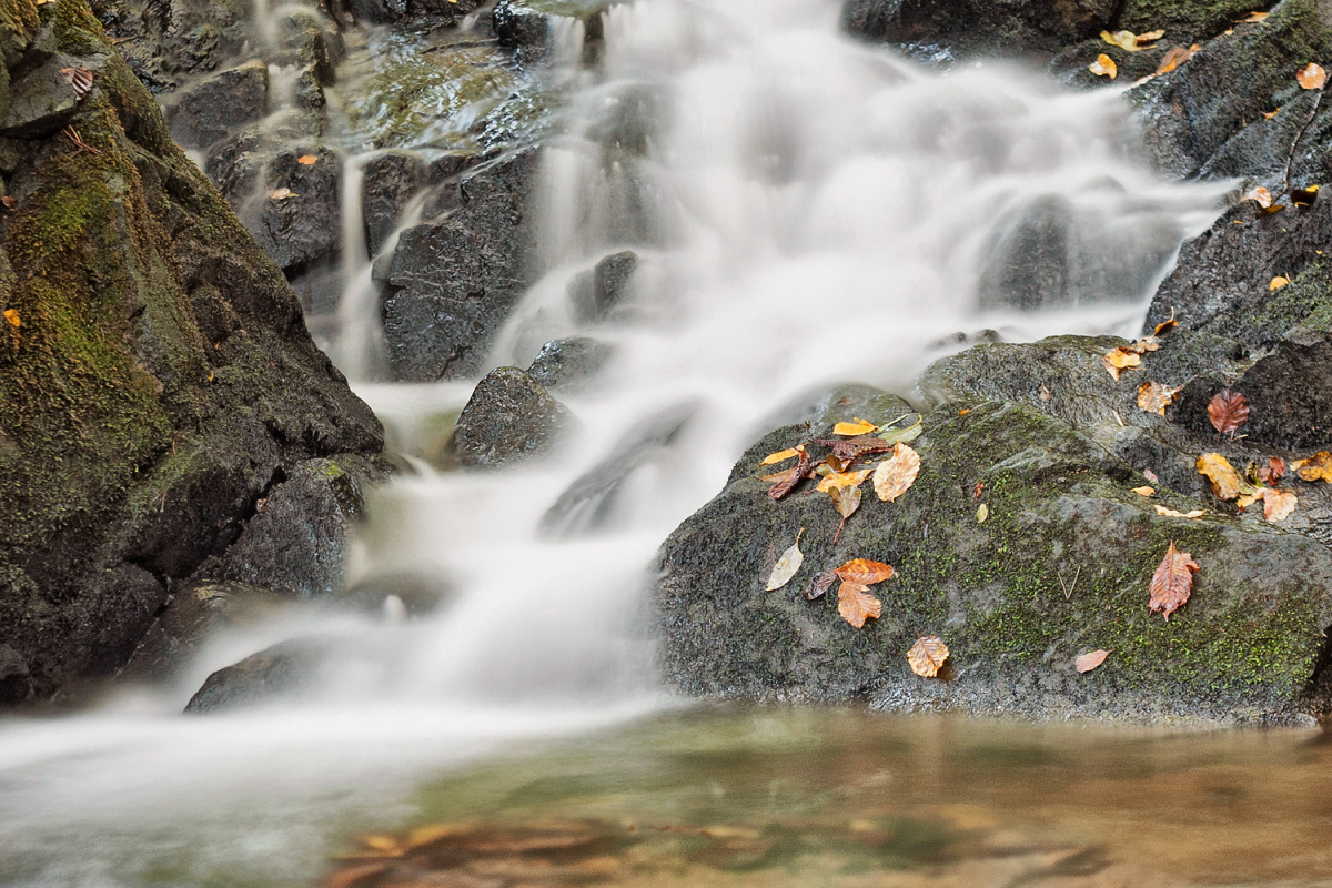 Ein Wasserfall im Herbst bei der Verwendung einer langen Belichtungszeit.
