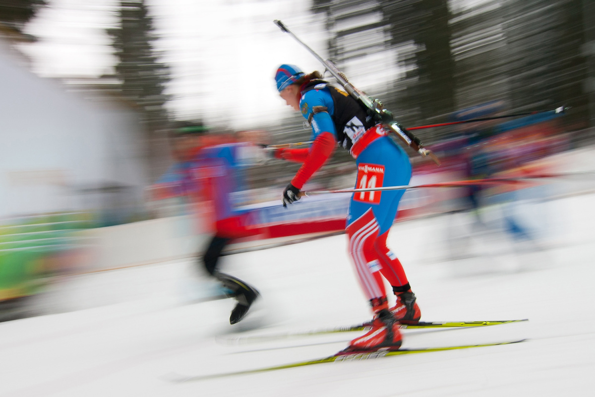 Verwendung der Panning-Technik beim Sport, in diesem Fall beim Biathlon.