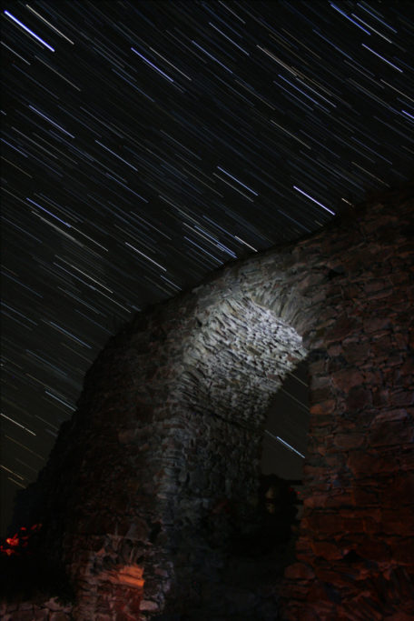 5 Tipps, wie man Startrails fotografiert: Ein Sternenhimmel über dem Burgtor.