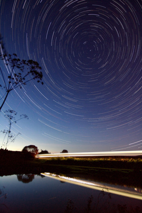 5 Tipps, wie man Startrails fotografiert: Sterne und Zug.