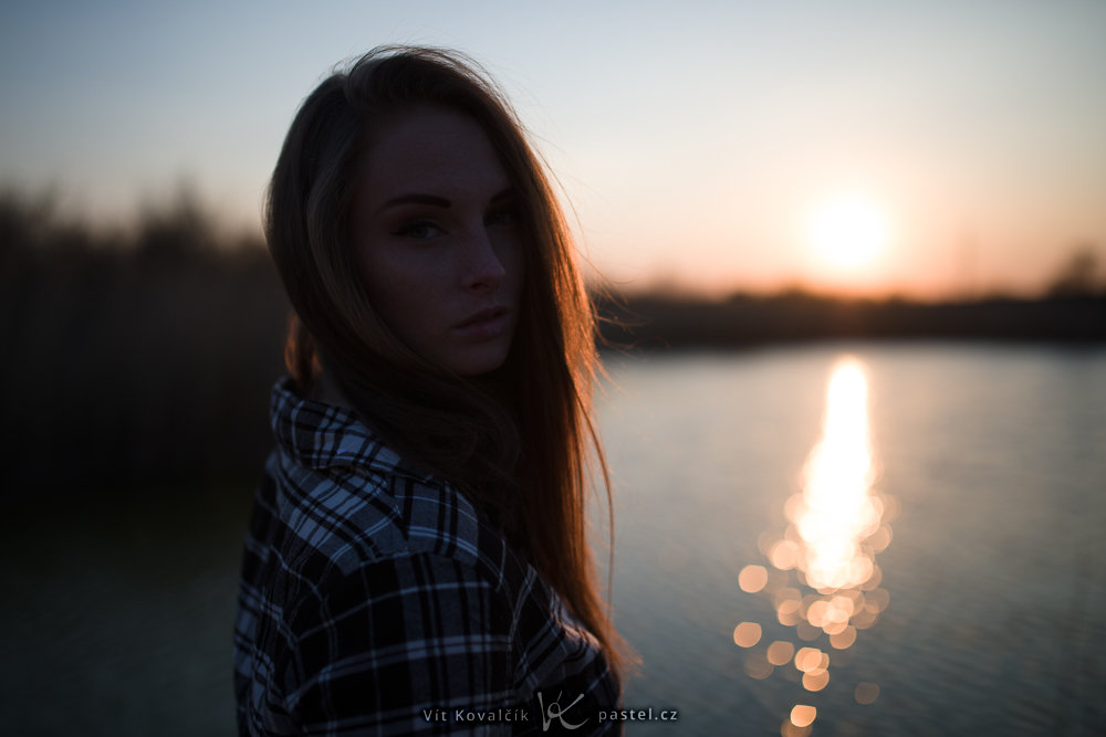 Wie man Porträts bei Gegenlicht macht: Aufnahme des Models direkt von der Fotokamera.