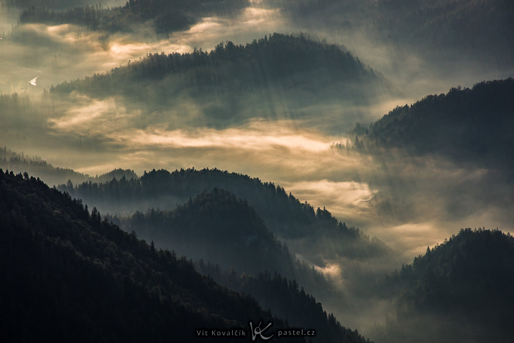 Wie man bei Nebel fotografiert: Detailaufnahmen von Hügeln.