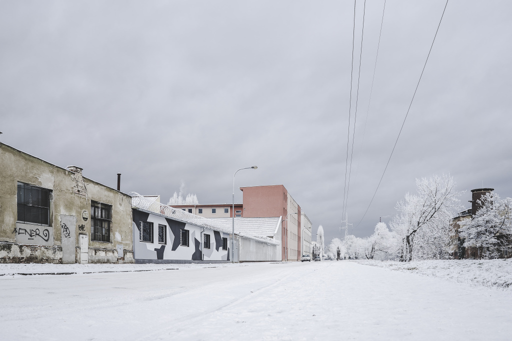 Industriegebiete, die vom Schnee bedeckt werden, bieten eine völlig andere Atmosphäre.