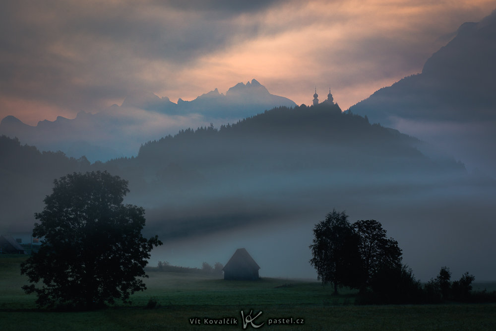 Wie man bei Nebel fotografiert: Eine Kirche auf dem Hügel.