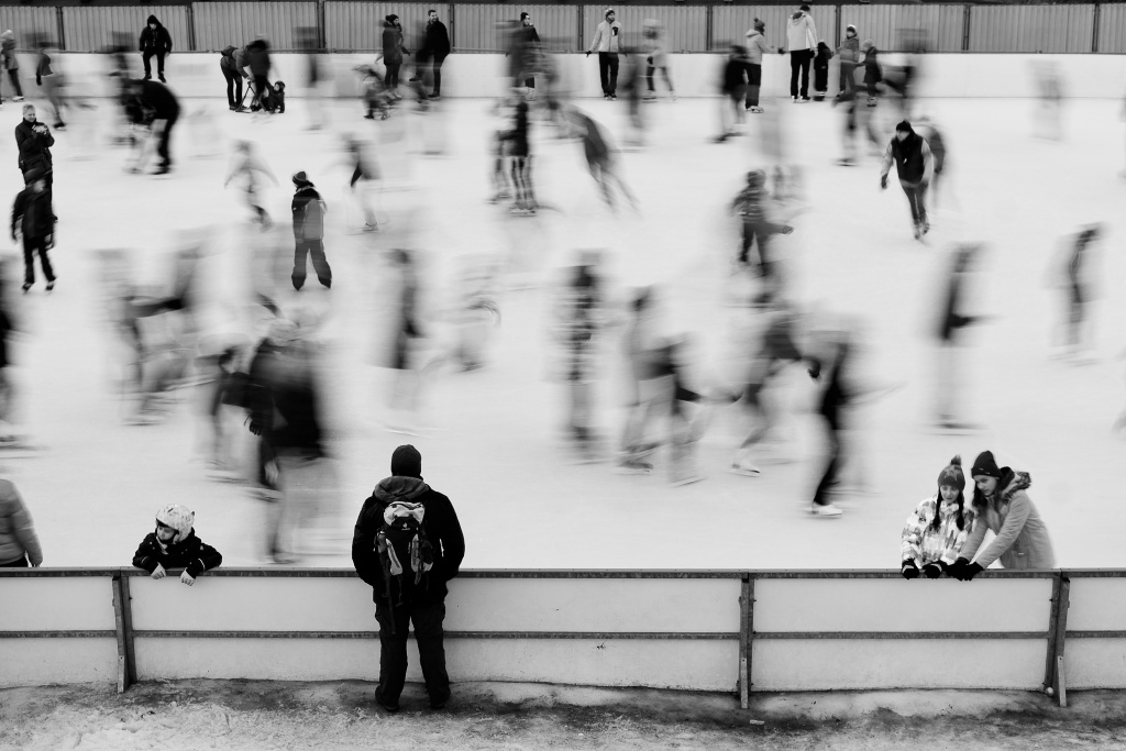 Falls Sie nicht möchten, damit die Eisbahn zu abstrakt aussieht, dann sollten Sie eine Verschlusszeit wählen, damit einige Personen auf dem Bild scharf abgelichtet werden.