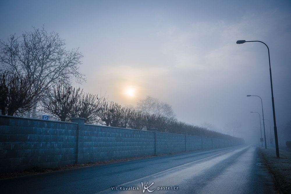 Wie man bei Nebel fotografiert: Leere Straßen am Rande der Stadt.