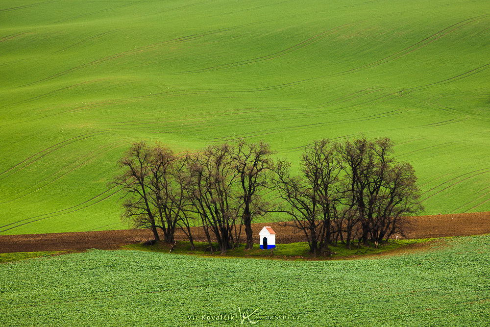 Landschaftsaufnahmen mit dem Teleobjektiv: zugeschnittene Aufnahme mit der Kapelle und ohne störende Elemente der Umgebung.