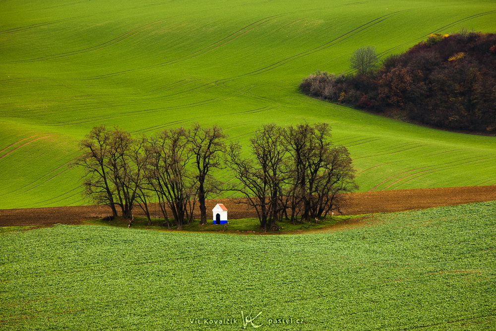 Landschaftsaufnahmen mit dem Teleobjektiv: ich habe die Kapelle dieses Mal von einer anderen Stelle aus fotografiert.