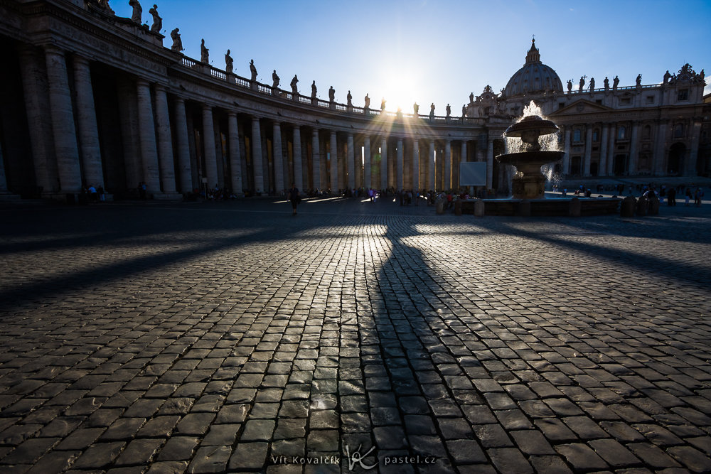 Aufnahmen bei Gegenlicht: Der Petersplatz im Vatikan.