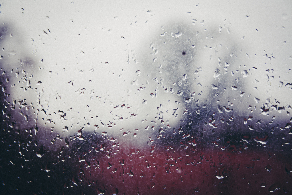 Aufnahmen hinter einem Fenster bei Regen.
