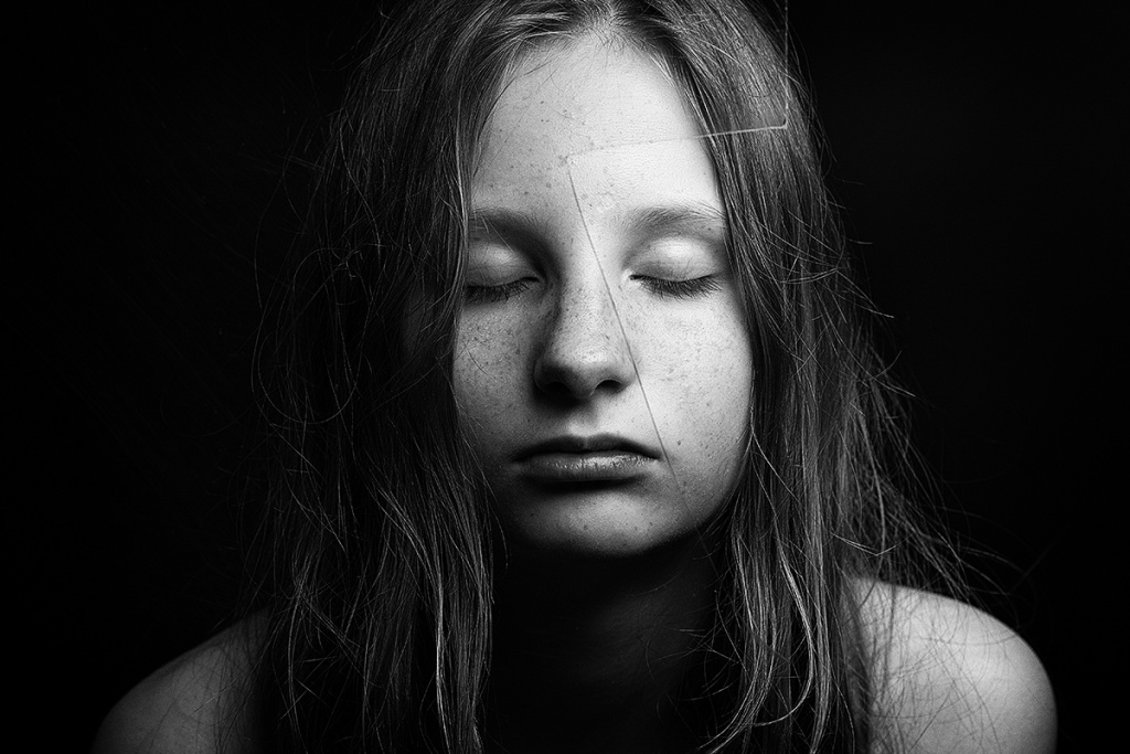 Das S/W Bild betont die Emotion und verdeckt die Hautmängel.
