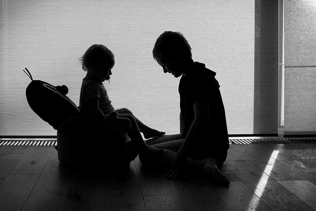 Kinder bei Gegenlicht fotografieren - das Geschwister