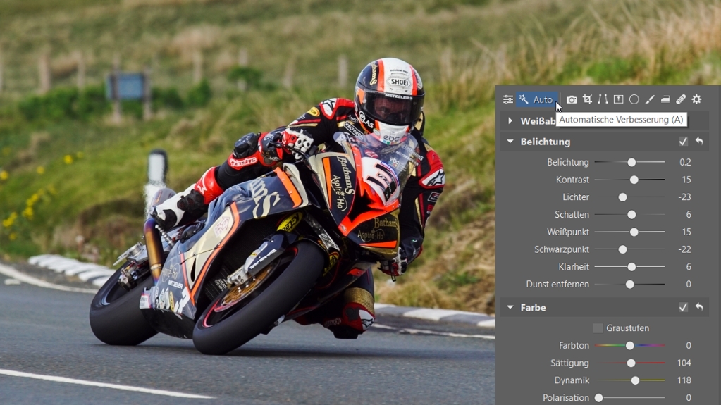 Wie man Fotos von Motorradrennen bearbeitet: Die automatische Verbesserung.