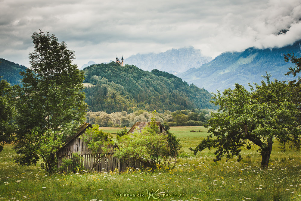 Landschaften während des Tages und bei Regen fotografieren: Gleiche Aufnahme nach der Bearbeitung.