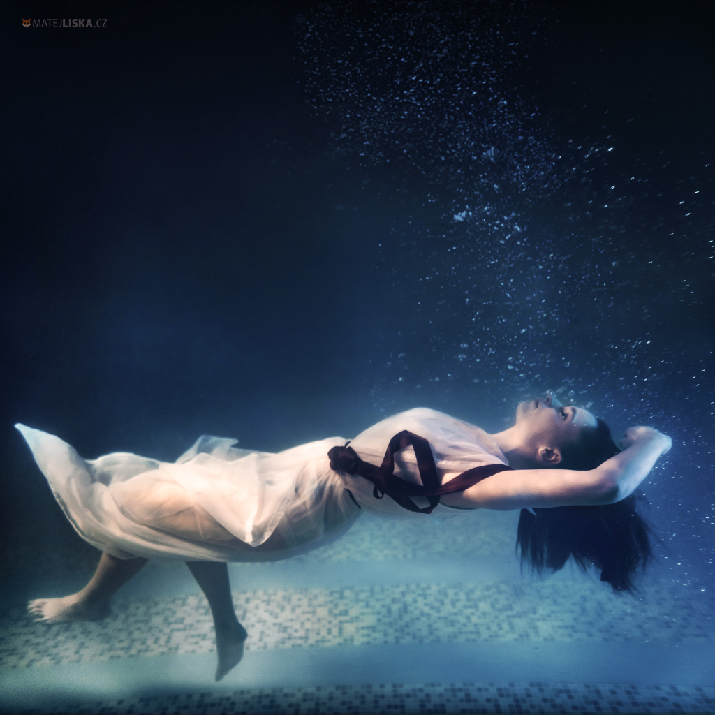 Wie fotografiert man unter Wasser - Schlafendes Mädchen unter Wasser