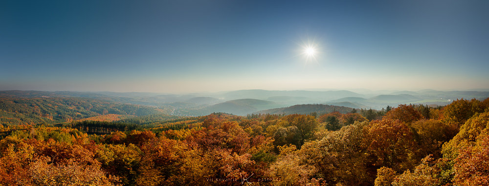 Landschaften während des Tages und bei Regen fotografieren: HDR Panorama mit einem wolkenlosen Himmel.
