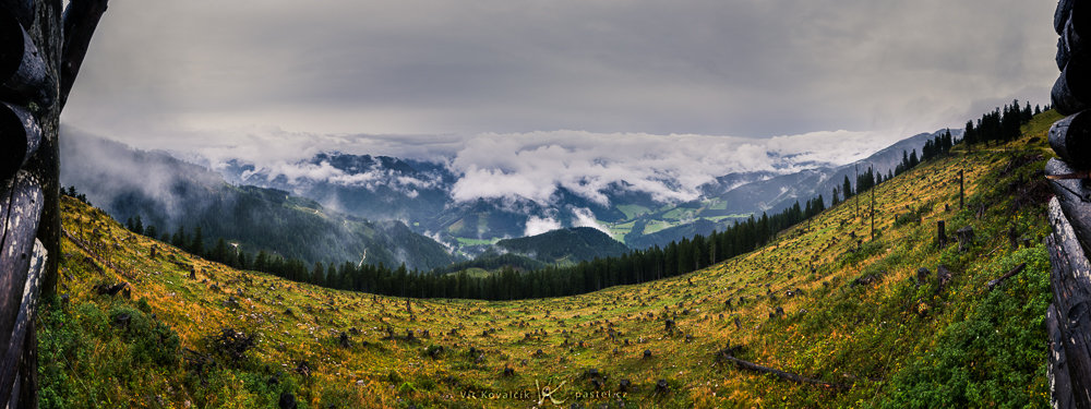 Landschaften während des Tages und bei Regen fotografieren: Panoramafoto von einem Hochsitz, bei der der Regen für einen kurzen Moment nachgelassen hat.