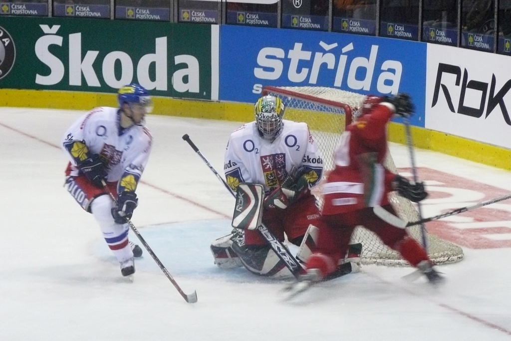 Grundlegende Tipps, wie man Sportevents fotografiert: Die Fotokamera ist an Ihre Grenzen gekommen und zeigt auf die Probleme mit der Bewegungsunschärfe.