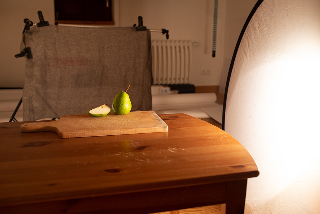 Stillleben fotografieren: Hintergrundkulisse der Stillleben-Aufnahme mit Birnen.