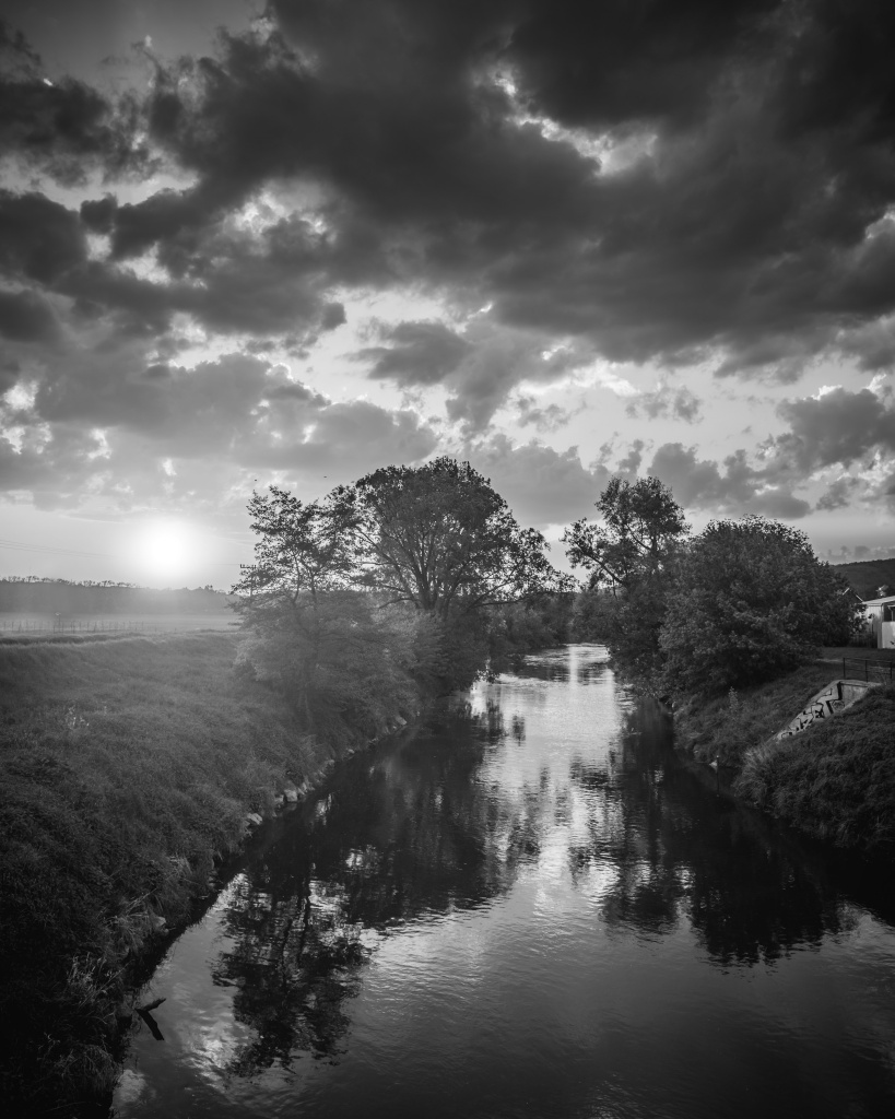 Schwarz-Weiß-Landschaftsaufnahmen - Fluss BW