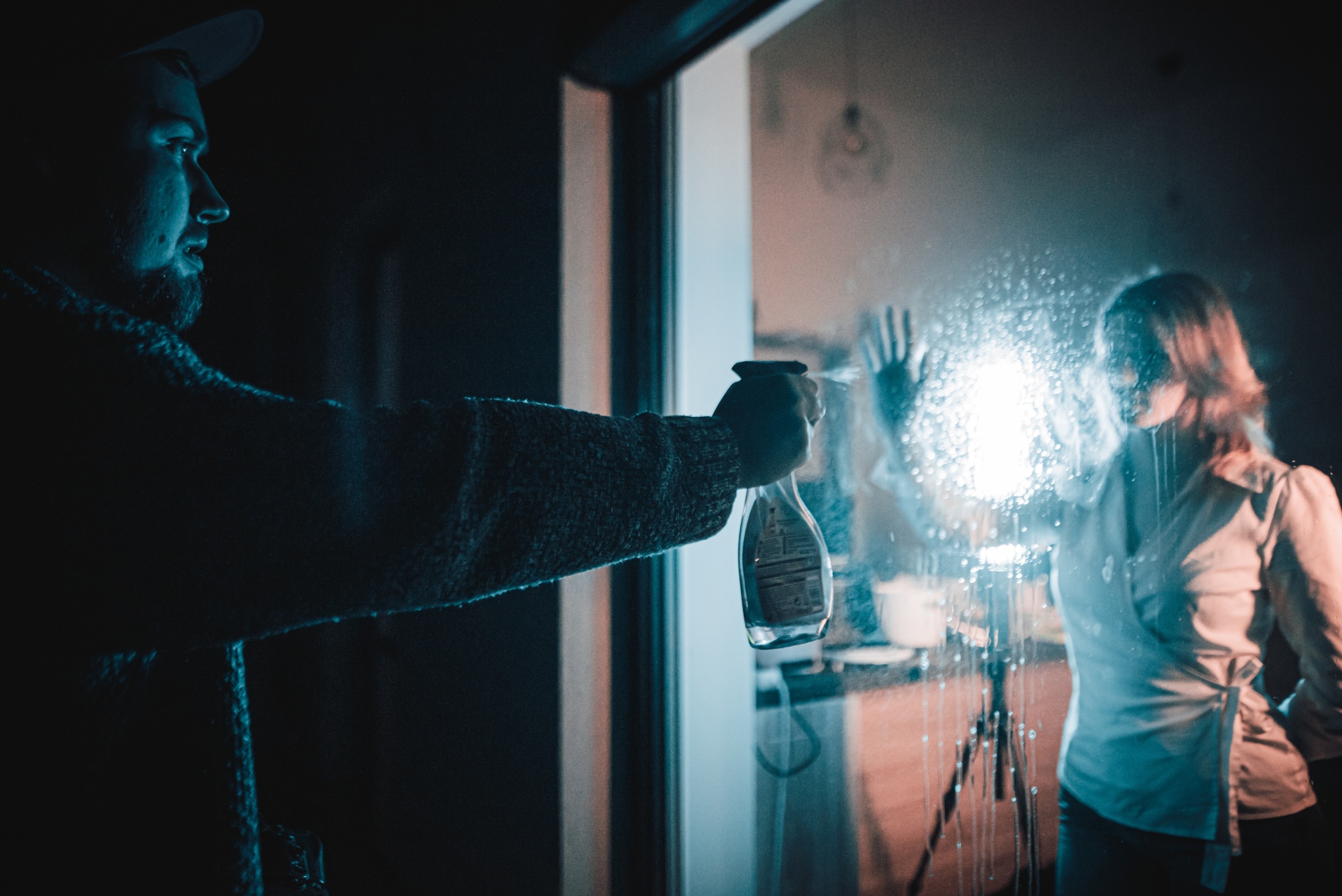 Effektvolle Porträts durch Glas: Probieren Sie ungewöhnliche Porträtfotografie ganz bequem zu Hause aus