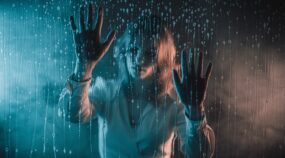 Effektvolle Porträts durch Glas: Probieren Sie ungewöhnliche Porträtfotografie ganz bequem zu Hause aus