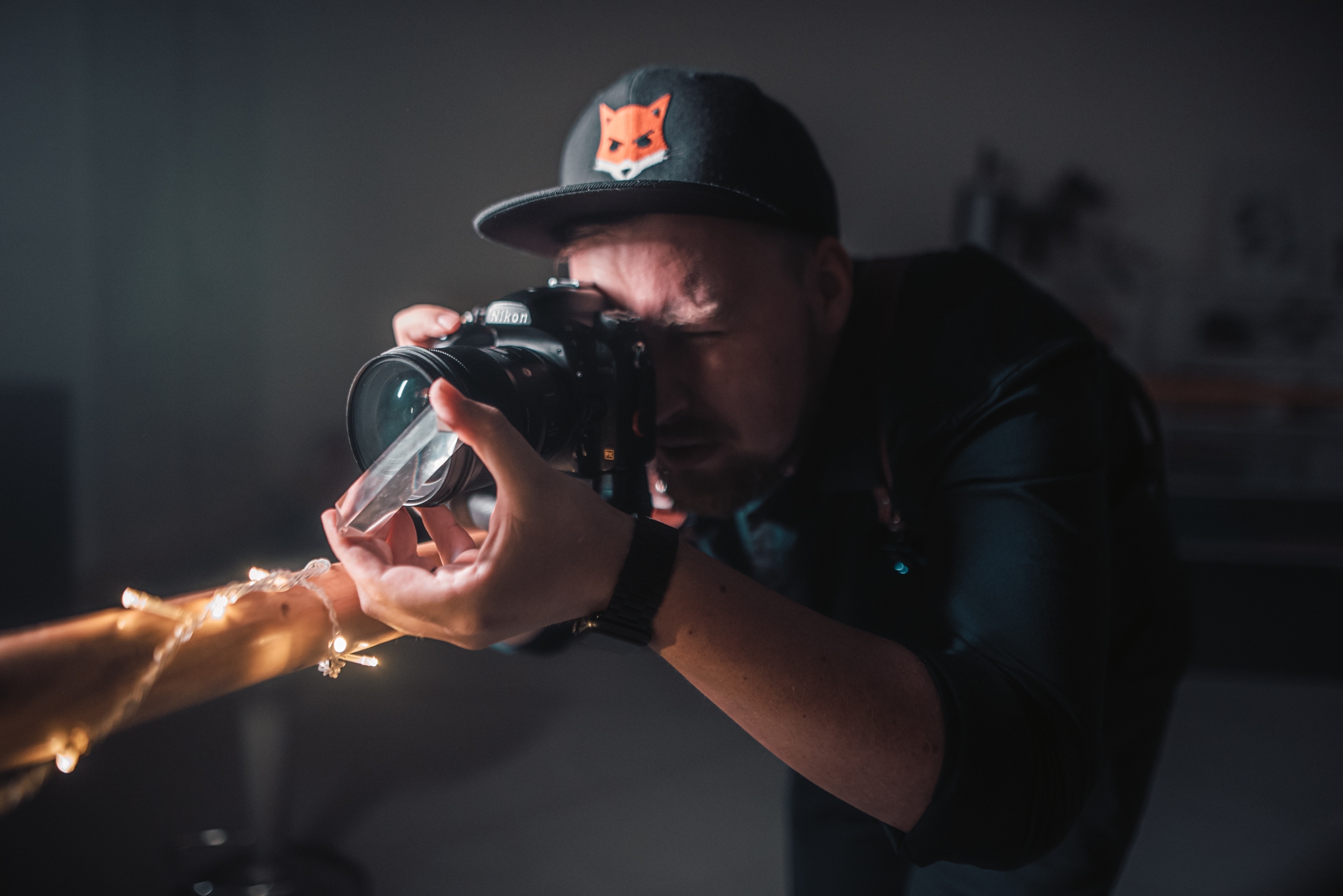 Originell beleuchtetes Porträt? Experimentieren Sie mit Reflexionen und Lichtbrechung