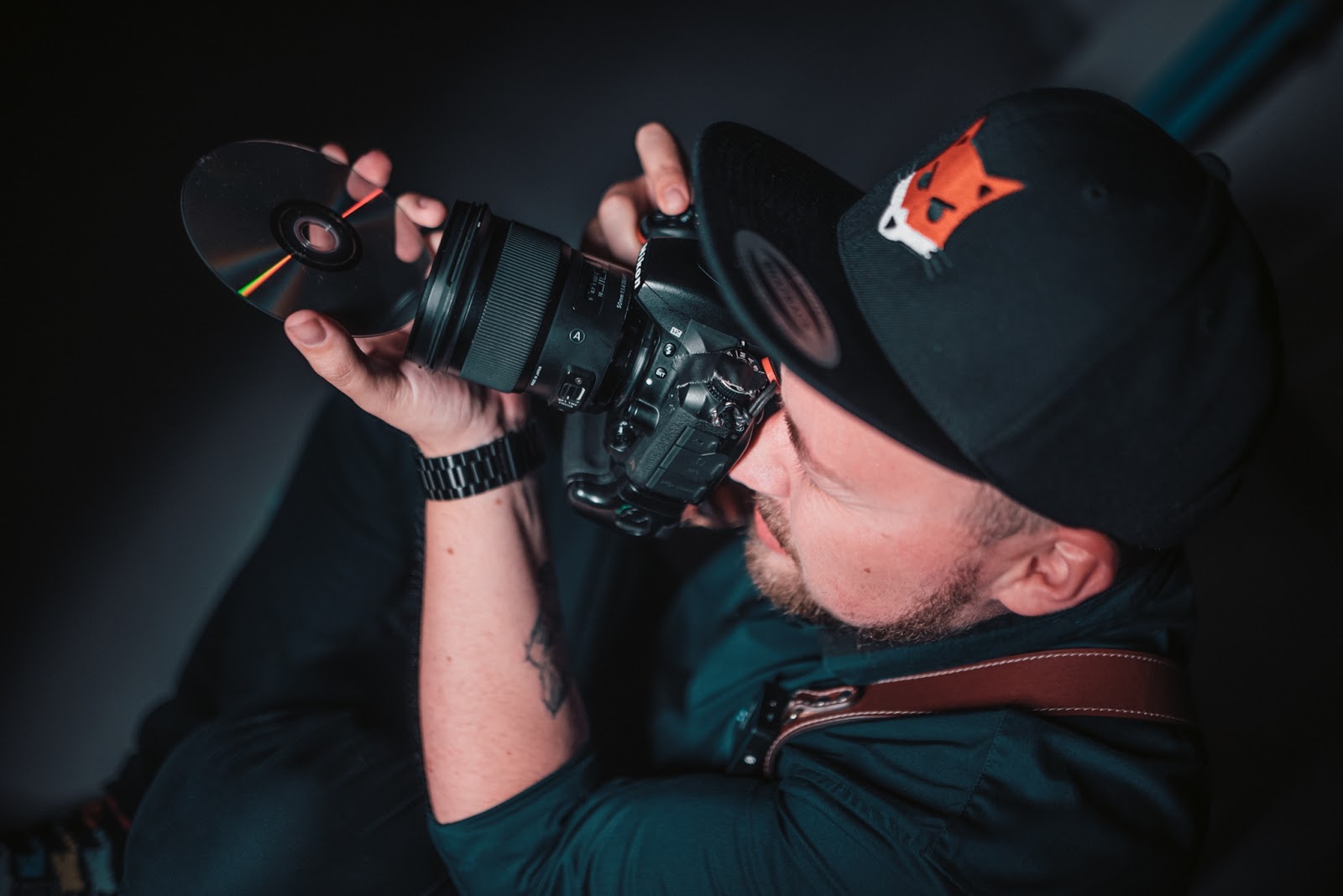 Originell beleuchtetes Porträt? Experimentieren Sie mit Reflexionen und Lichtbrechung