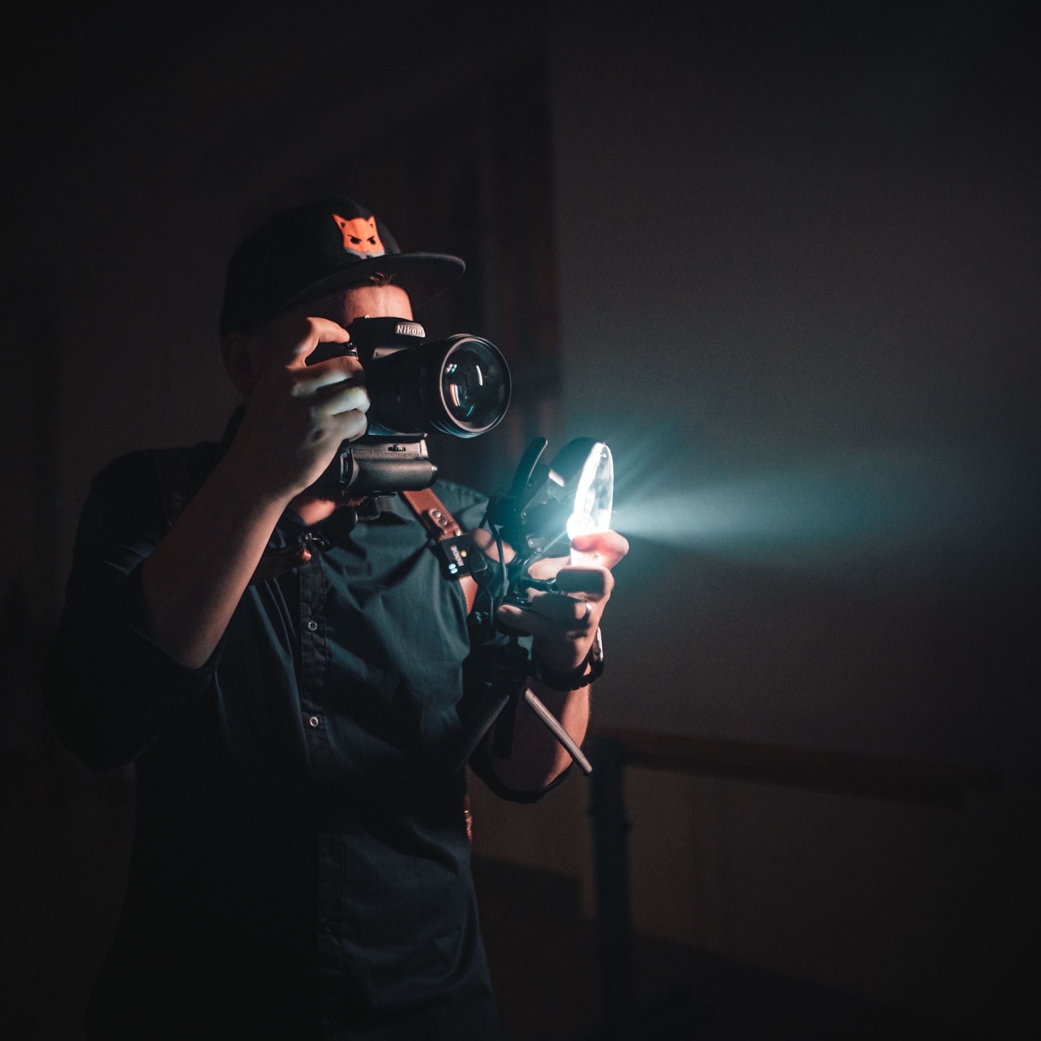 Originell beleuchtetes Porträt? Experimentieren Sie mit Reflexionen und Lichtbrechung