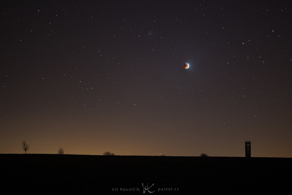 Wie fotografiert man den Mond in einer Landschaft?