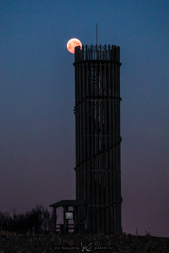 Wie fotografiert man den Mond in einer Landschaft?