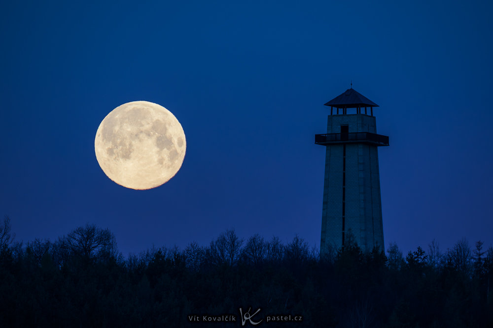 Wie fotografiert man den Mond in einer Landschaft?