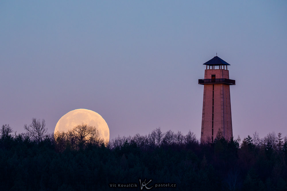 Wie fotografiert man den Mond in einer Landschaft?