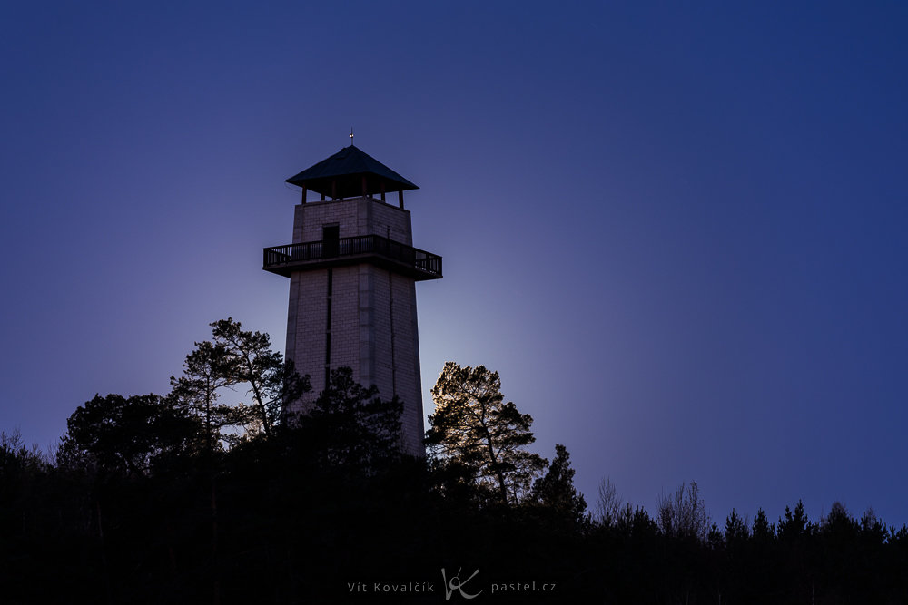 Wie fotografiert man den Mond in einer Landschaft?