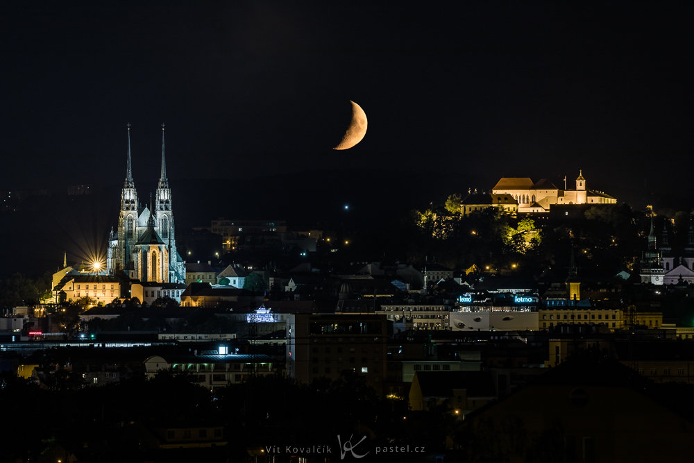Wie fotografiert man den Mond in einer Landschaft?