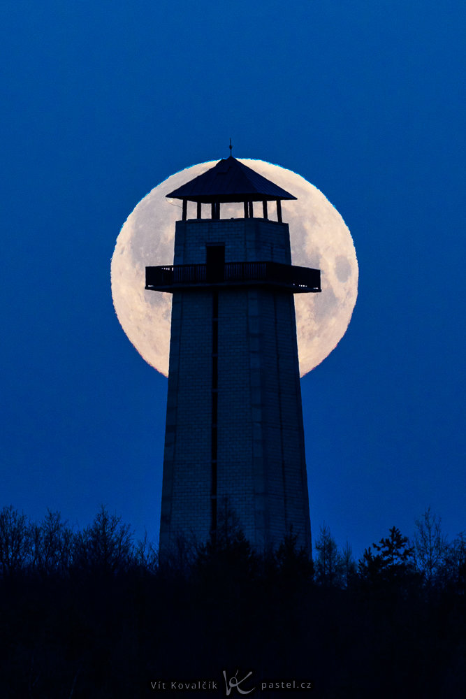 Wie fotografiert man den Mond in einer Landschaft?