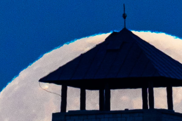 Wie fotografiert man den Mond in einer Landschaft?