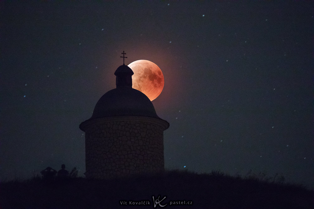 Wie fotografiert man den Mond in einer Landschaft?