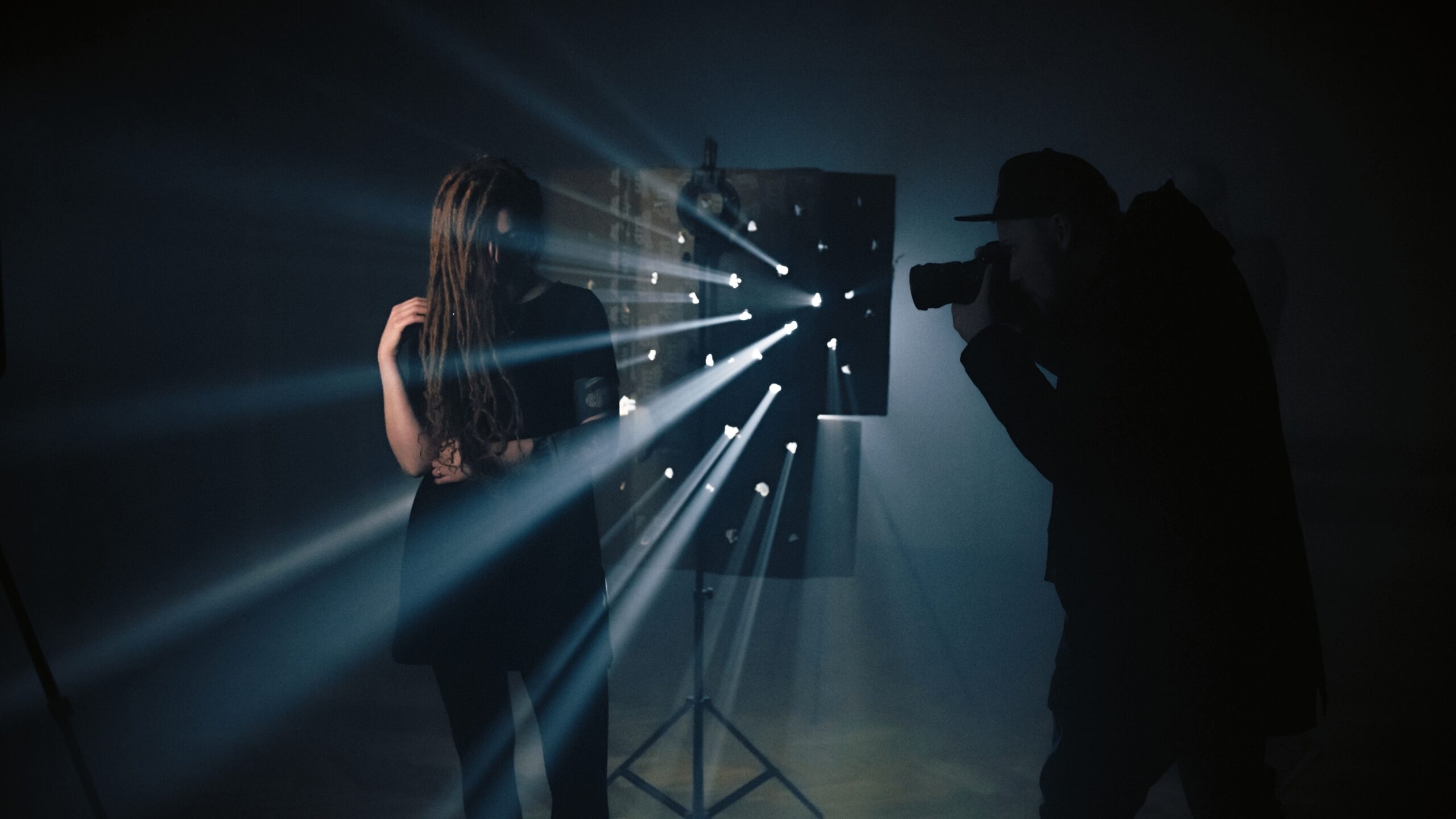 Effektvolle Lichtstreifen: Wie man sie ganz einfach erzeugt und beim Shooting einsetzt