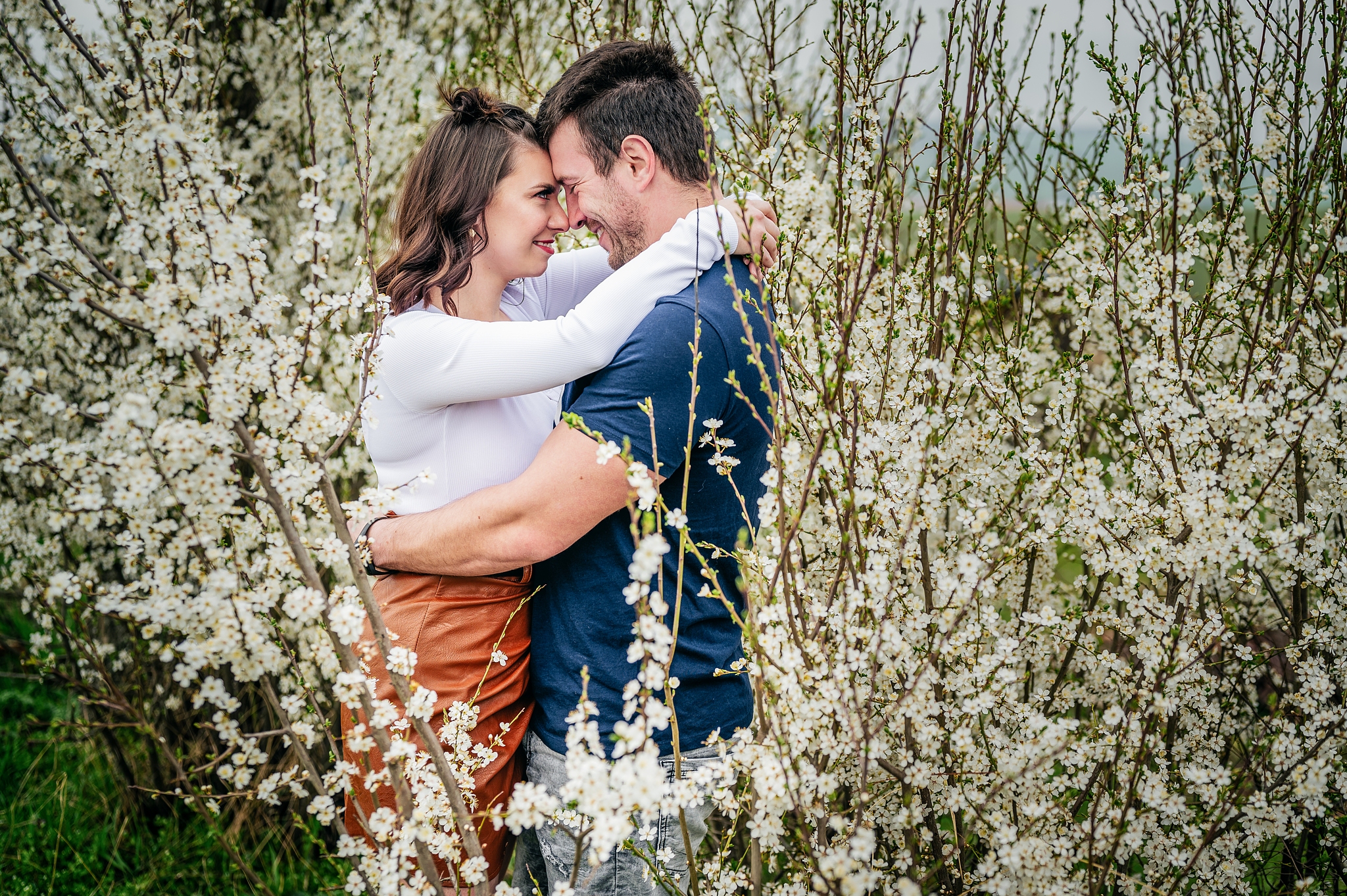 Paarfotografie: Nähe, harmonische Farben und Lächeln