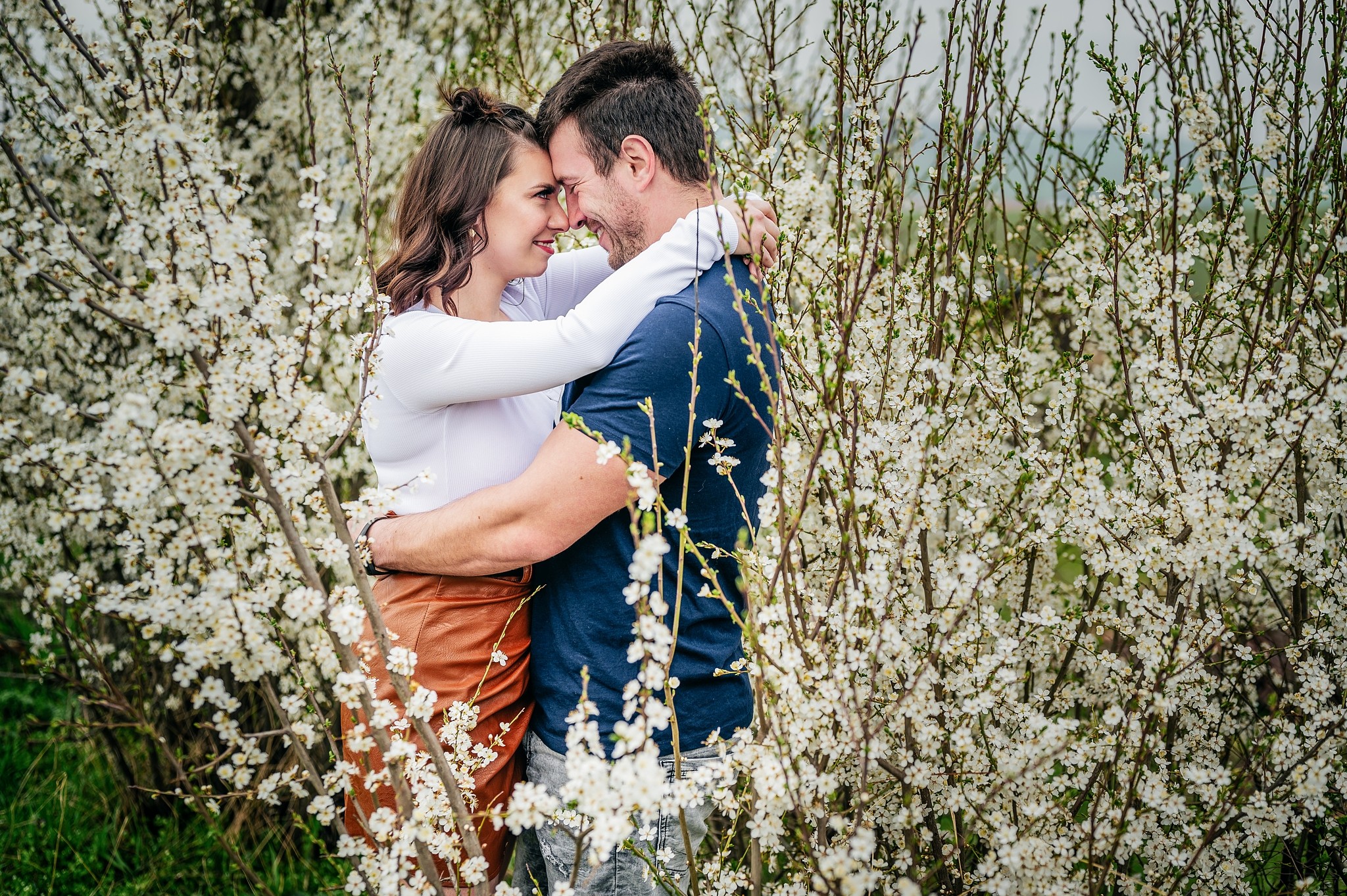 Paarfotografie: Nähe, harmonische Farben und Lächeln