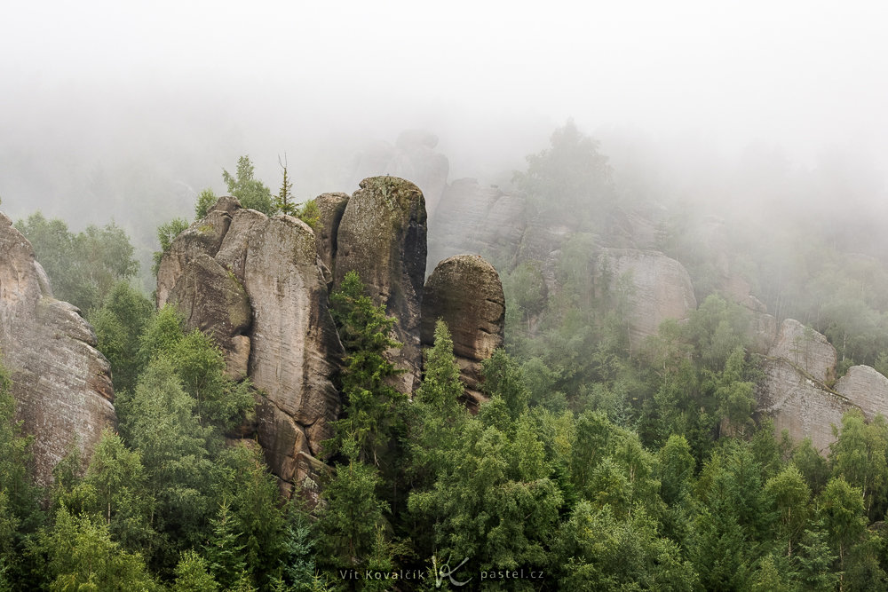 Geschichte eines Fotos: Landschaft mit Felsen im Nebel