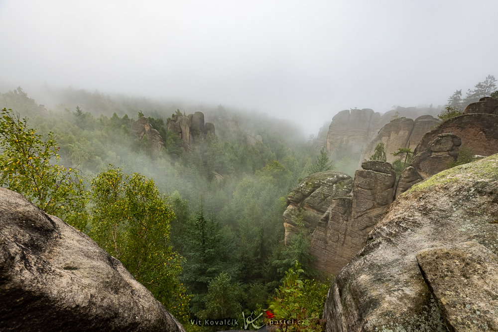 Landschaft mit Felsen im Nebel