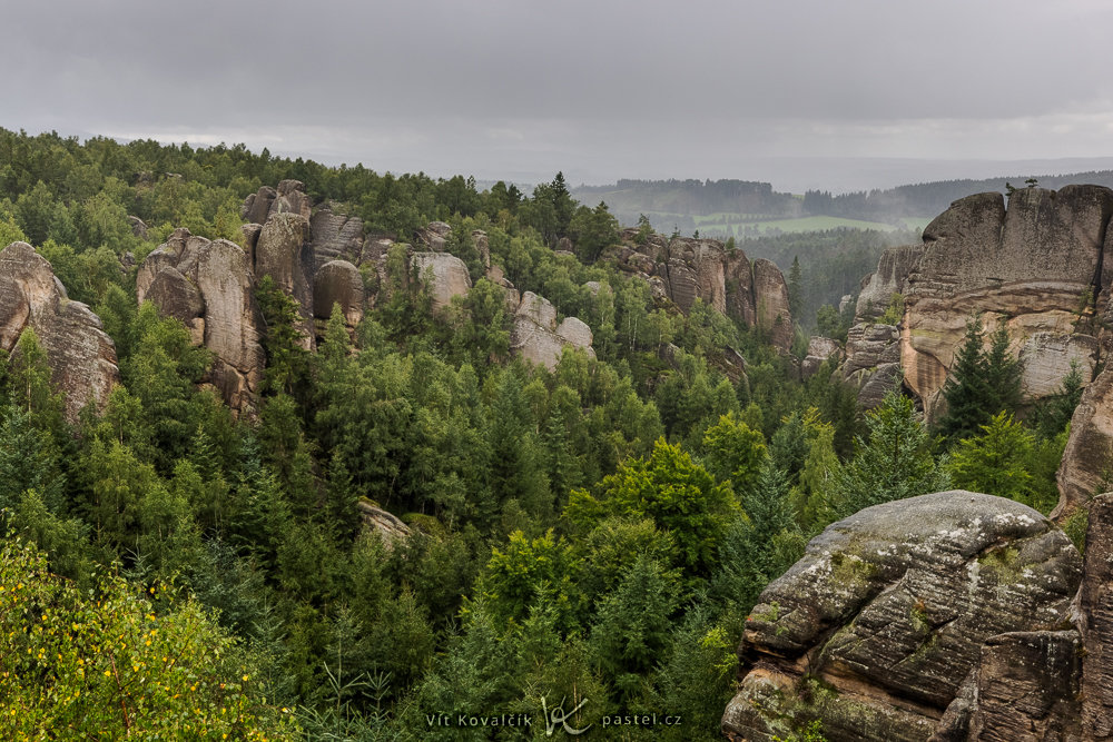 Landschaft mit Felsen im Nebel