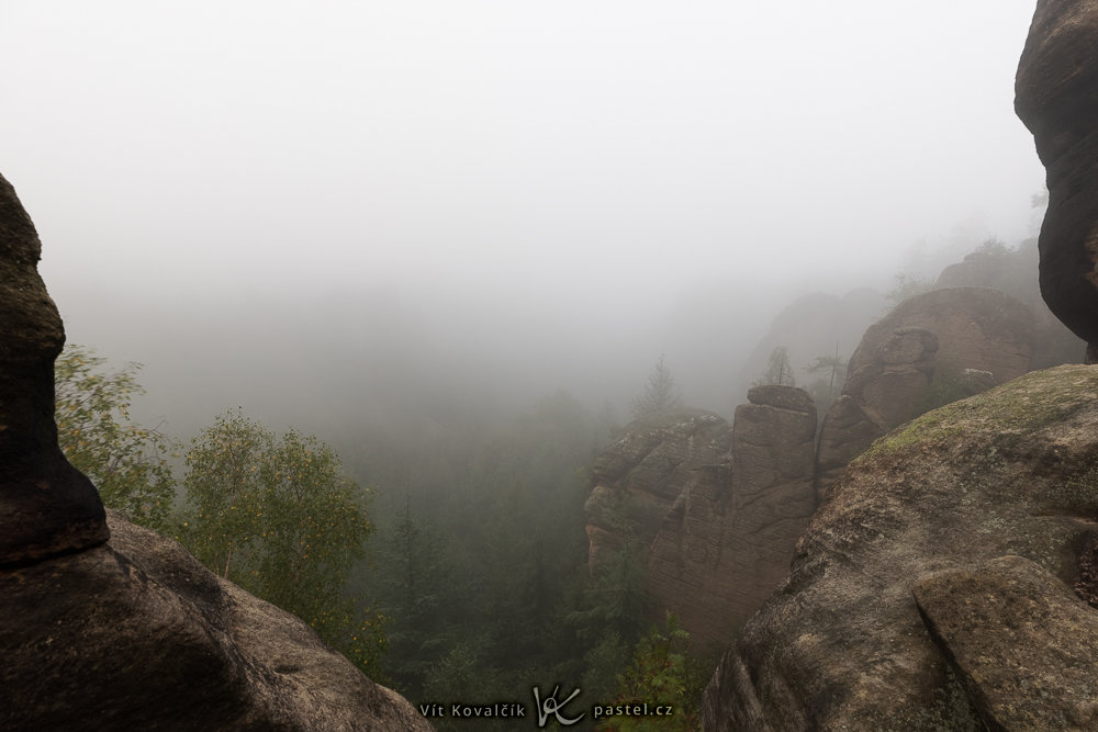 Landschaft mit Felsen im Nebel
