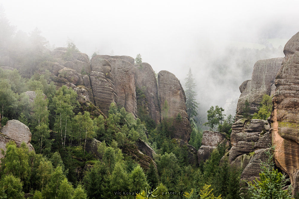 Landschaft mit Felsen im Nebel